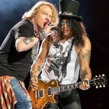 Axl Rose e Slash performando juntos