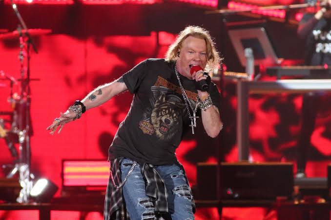 Axl Rose cantando no palco