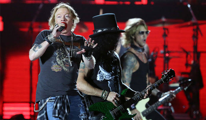 Axl Rose e Slash em performance